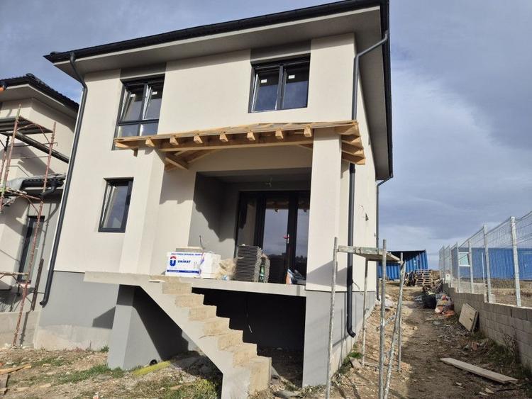 Casă individuală cu 4 camere cu Canalizare în Nord-Vest