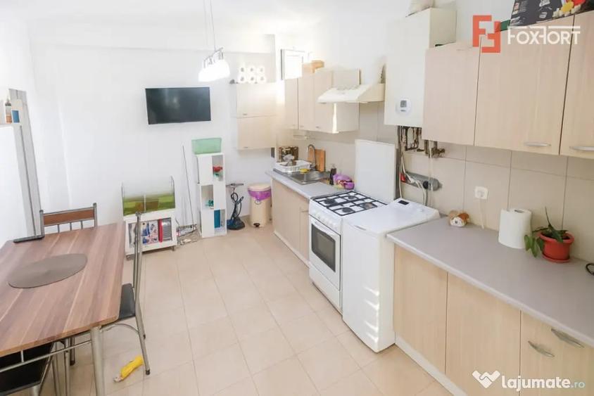 Apartament cu 3 camere semidecomandat în Girocului