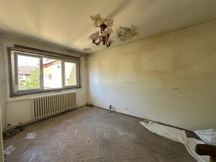 Apartament cu 3 camere semidecomandat în Micro II