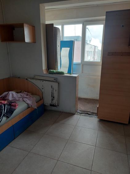 Apartament cu 4 camere semidecomandat în Drumul Taberei