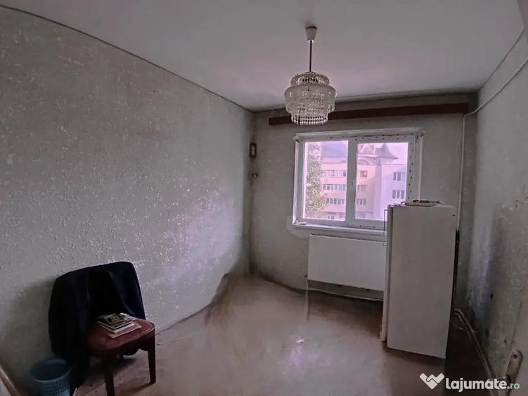 Apartament cu 3 camere semidecomandat în Central