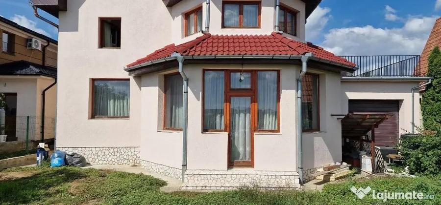 Casă cu 6 camere cu Teren 698 Mp în Sânmartin