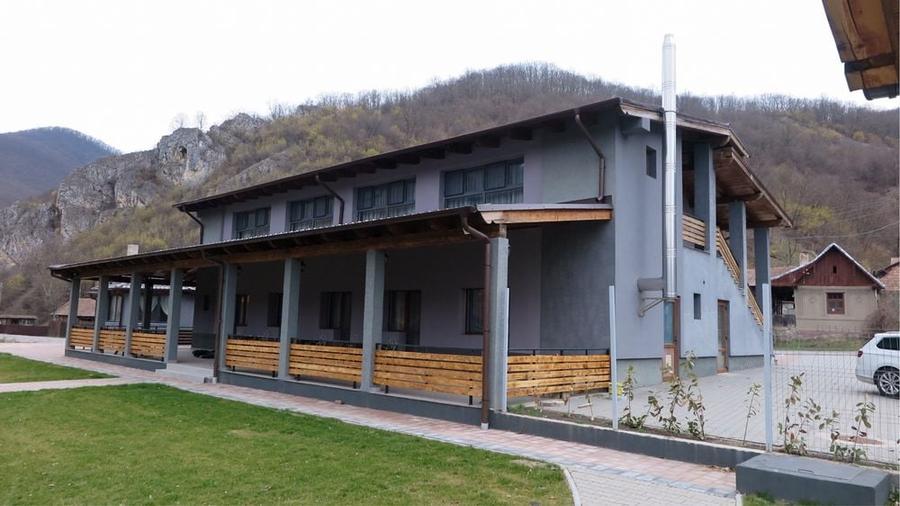 Casă cu 4 camere în Buru