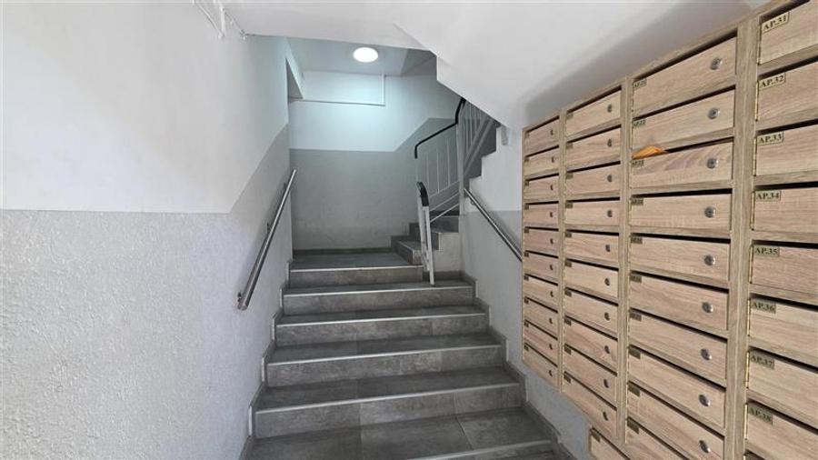 Apartament cu 3 camere semidecomandat în Astra