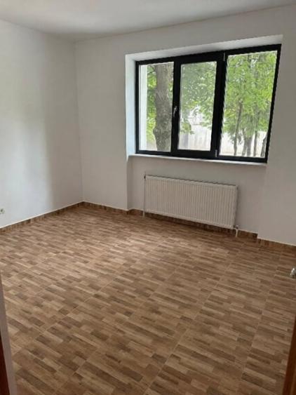 Casă cu 9 camere cu Teren 550 Mp în Drumul Taberei