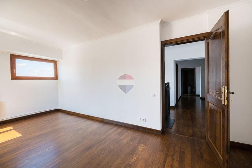 Apartament cu 5 camere decomandat în 15 Noiembrie