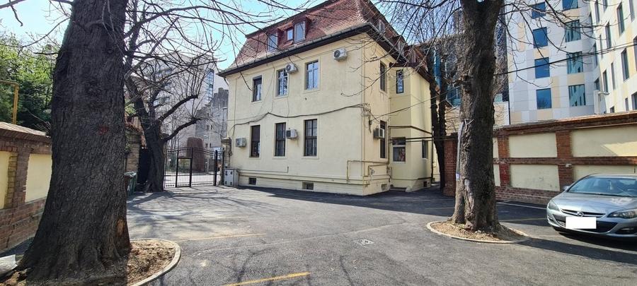 Apartament cu 4 camere semidecomandat, mobilat în Calea Victoriei