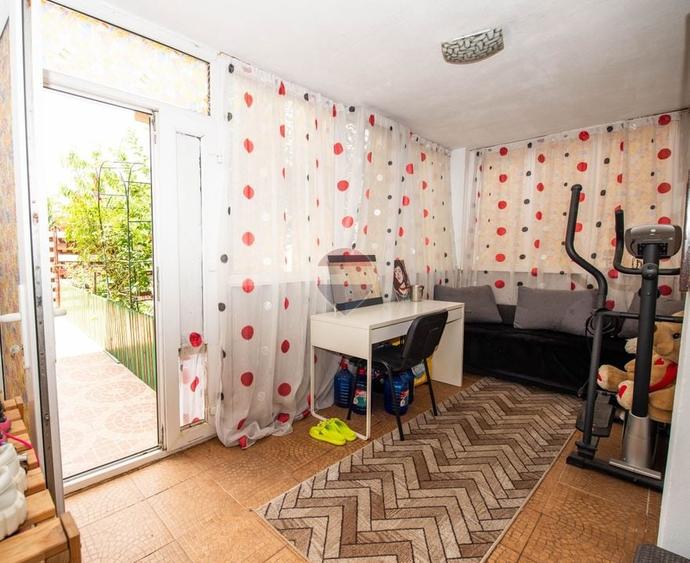 Casă individuală cu 7 camere cu Teren 383 Mp în Periferie