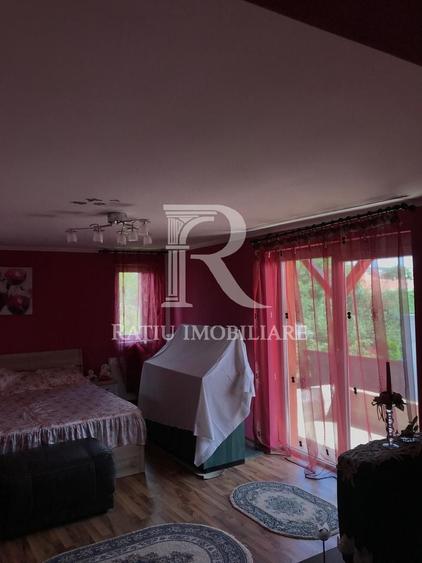 Casă individuală cu 5 camere cu Canalizare în Oncea