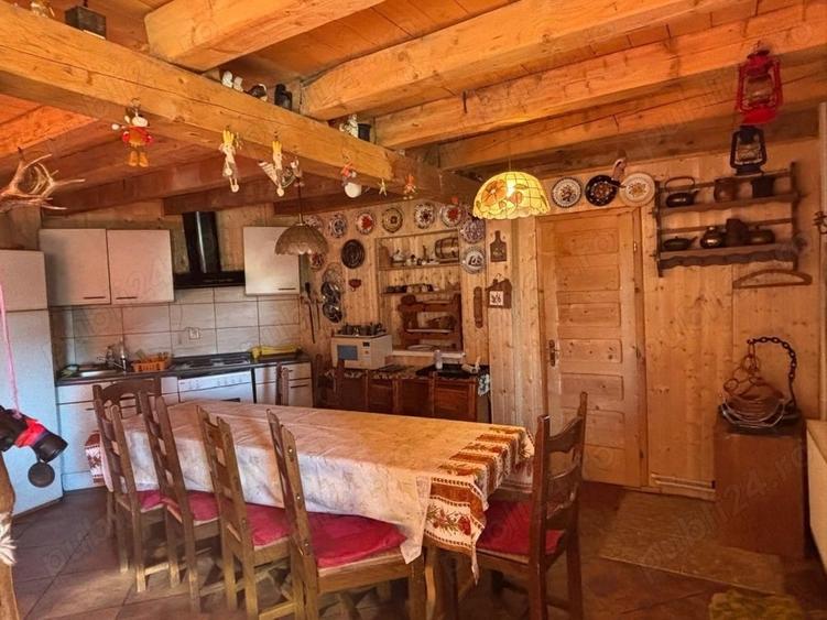 Casă cu 6 camere cu Teren 250 Mp în Central
