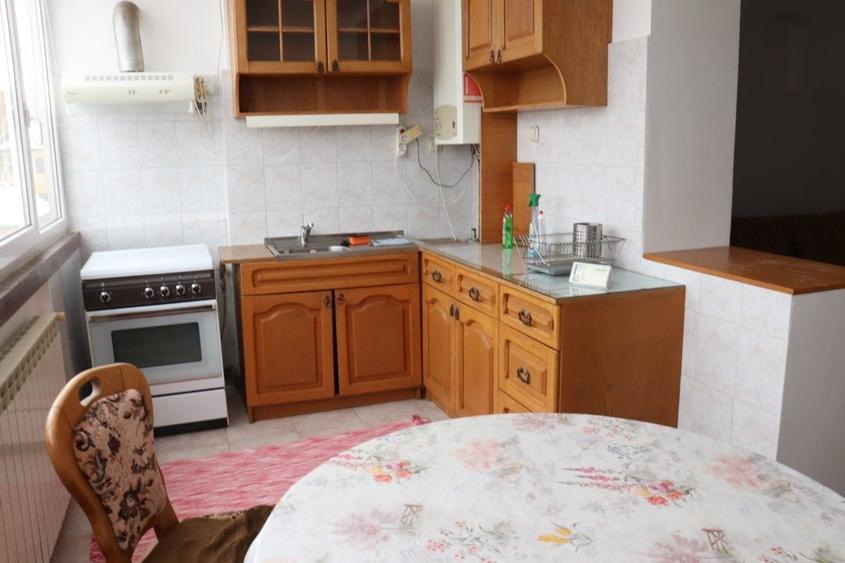 Apartament cu 3 camere semidecomandat, mobilat în Favorit