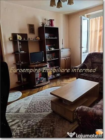 Apartament cu 3 camere semidecomandat în Abator