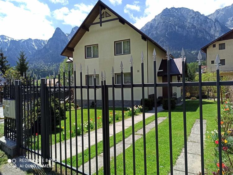 Casă cu 4 camere cu Teren 300 Mp în Central