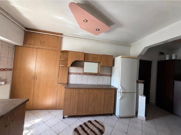 Apartament cu 4 camere decomandat, mobilat în Ștefan cel Mare