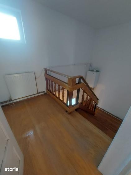 Casă cu 5 camere cu Teren 500 Mp în Priseaca