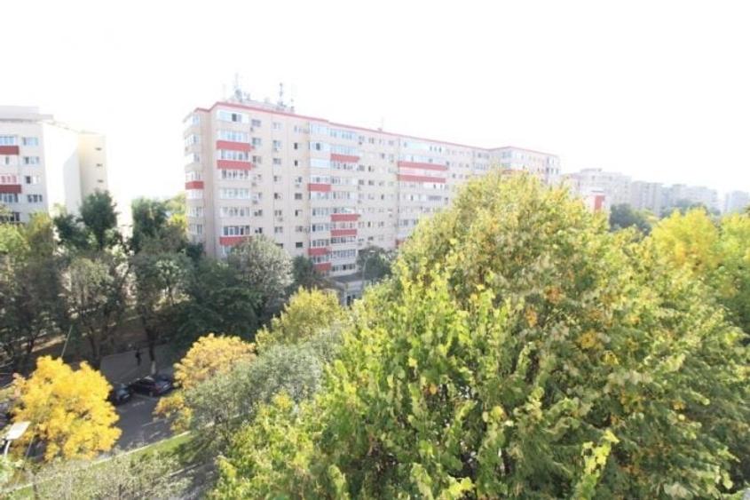 Apartament cu 3 camere semidecomandat, mobilat în Alexandru Obregia
