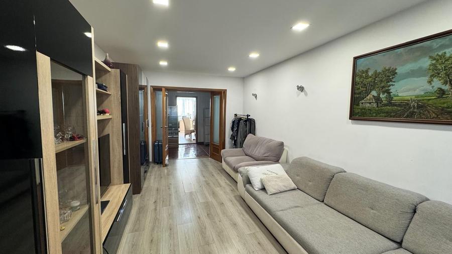 Apartament cu 3 camere decomandat în Central