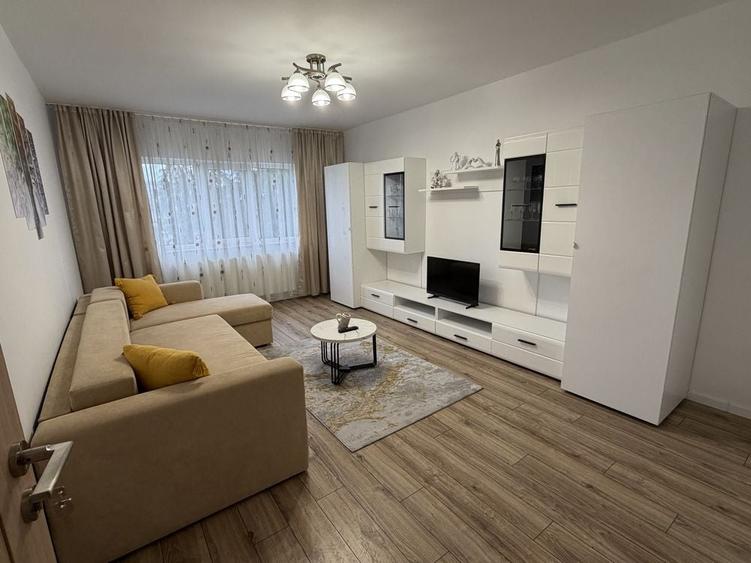 Apartament cu 3 camere decomandat în Republicii