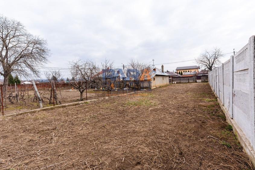 Teren agricol intravilan de 303 mp, în Est