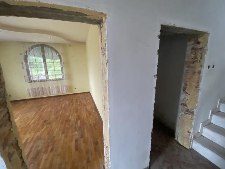Casă individuală cu 5 camere cu Teren 1381 Mp în Costești