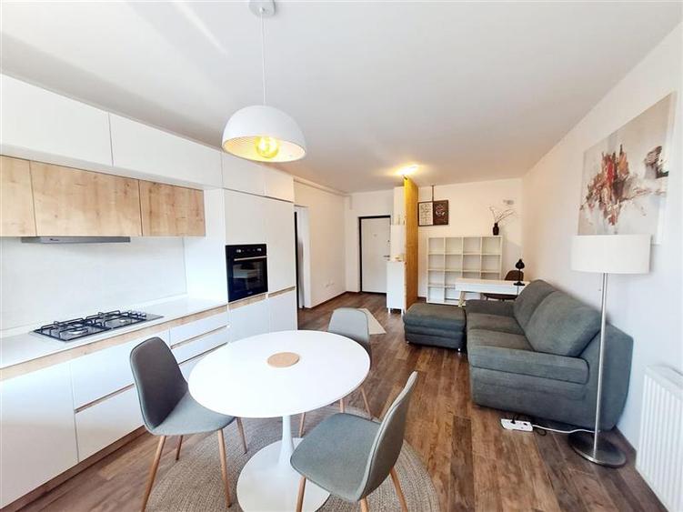 Apartament cu 2 camere decomandat în Tractorul