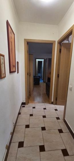 Apartament cu 3 camere semidecomandat în P-ța Reșița