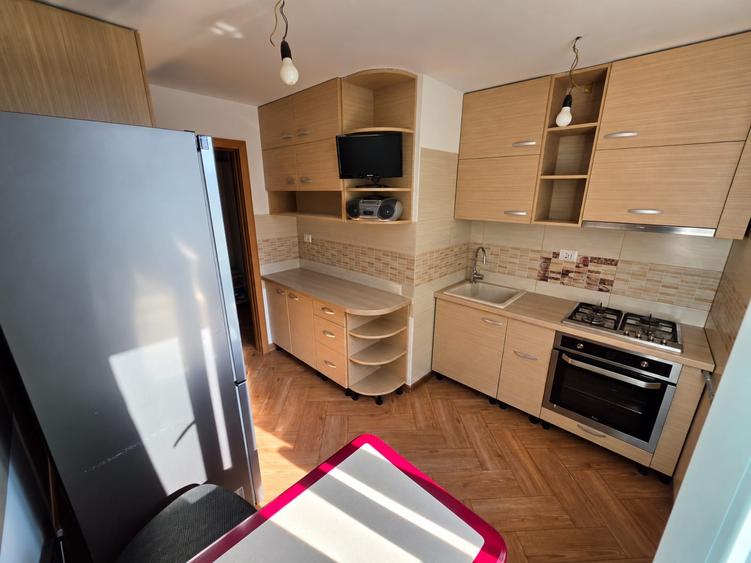 Apartament cu 4 camere decomandat în Rahova