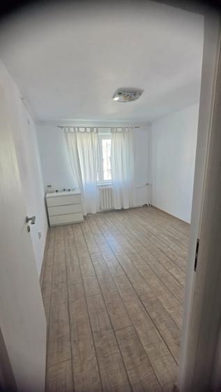 Apartament cu 3 camere semidecomandat, mobilat în Dristor
