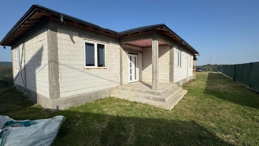 Casă cu 4 camere în Albota