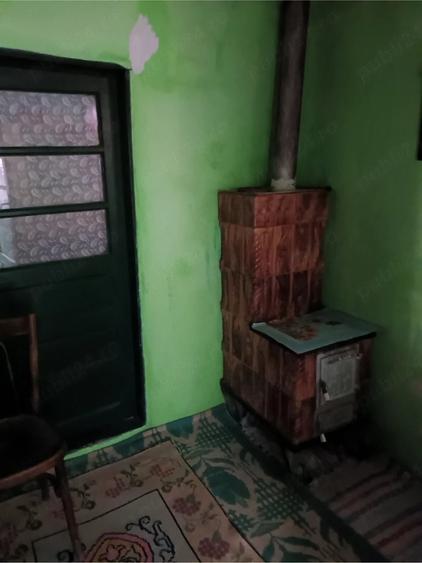 Casă cu 2 camere cu Teren 500 Mp în Cârlomănești