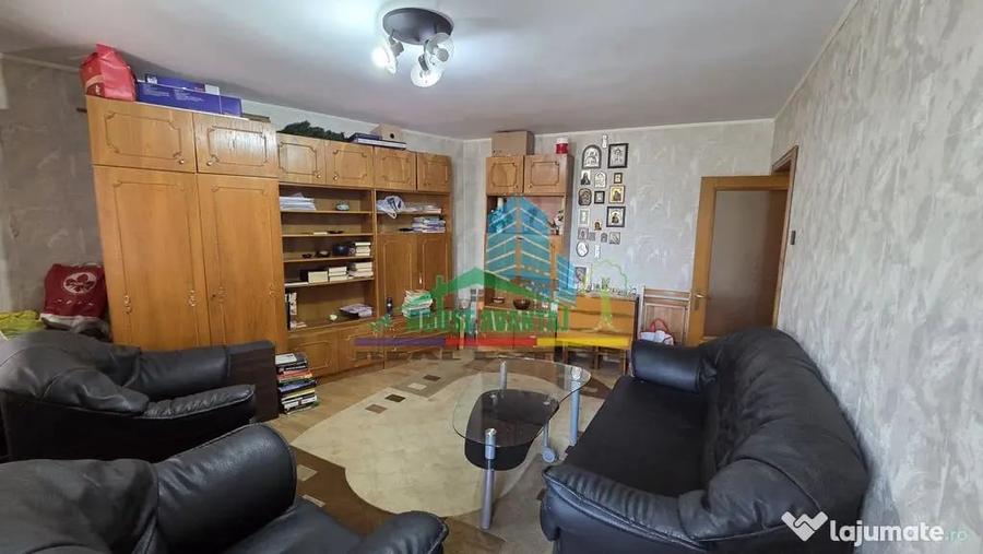 Apartament cu 3 camere decomandat în Central