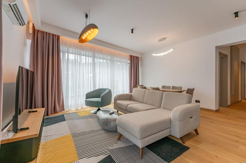 Apartament cu 4 camere decomandat, mobilat în Central