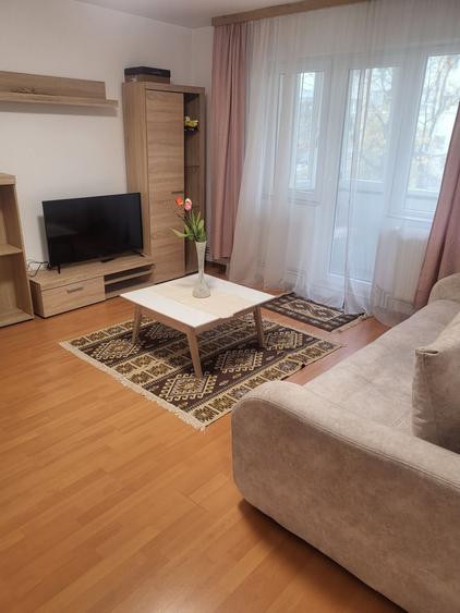 Apartament cu 3 camere semidecomandat în Central