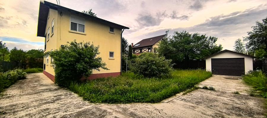 Casă individuală cu 5 camere cu Teren 891 Mp în Central