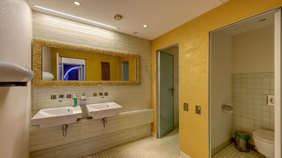 Casă individuală cu 15 camere cu Canalizare în Capitale