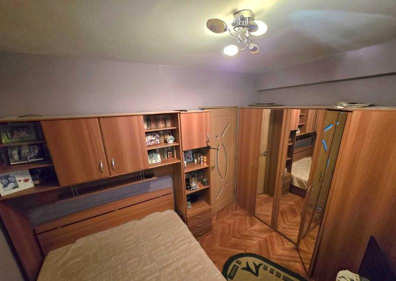 Apartament cu 3 camere semidecomandat în Giulești