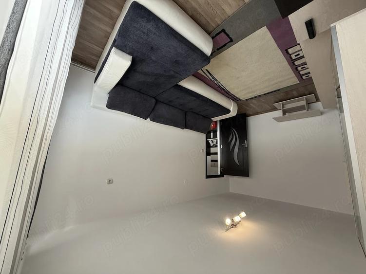 Apartament cu 3 camere decomandat în Girocului