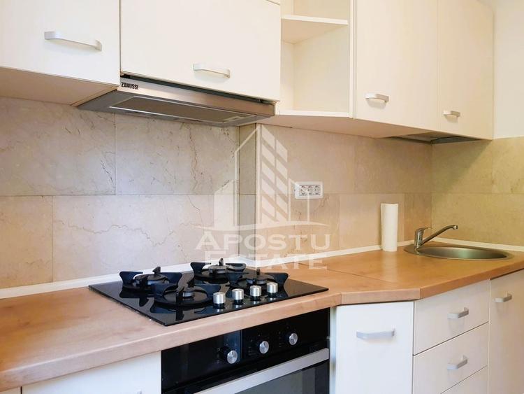 Apartament cu 3 camere semidecomandat, mobilat în Central