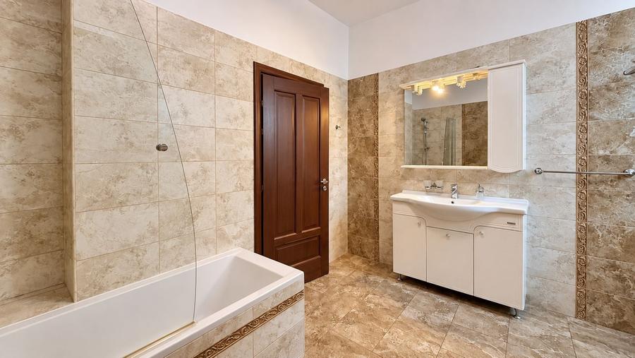 Apartament cu 3 camere decomandat în Lipovei