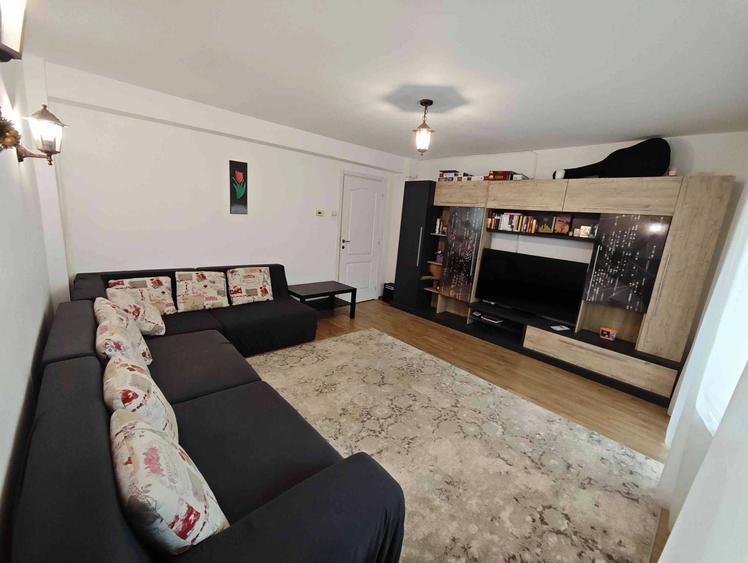 Apartament cu 3 camere decomandat în Păcii