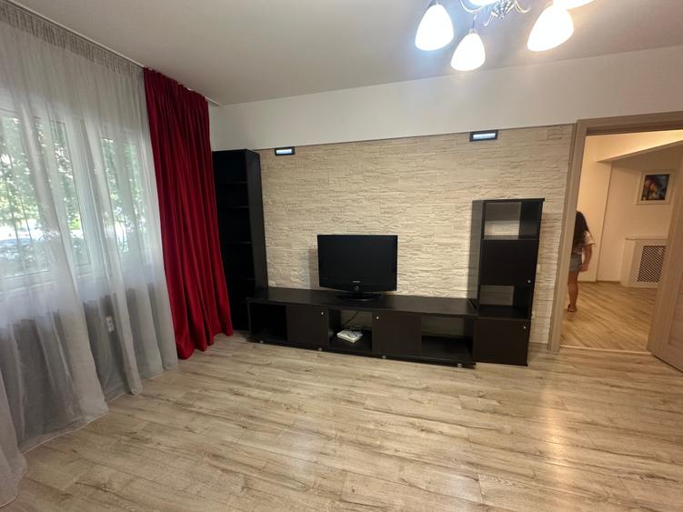 Apartament cu 3 camere decomandat în Drumul Taberei