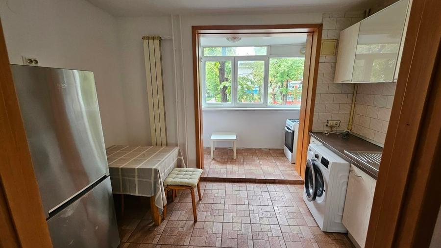 Apartament cu 3 camere semidecomandat, mobilat în Titan