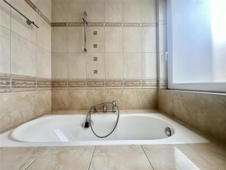 Apartament cu 3 camere decomandat, mobilat în Primăverii