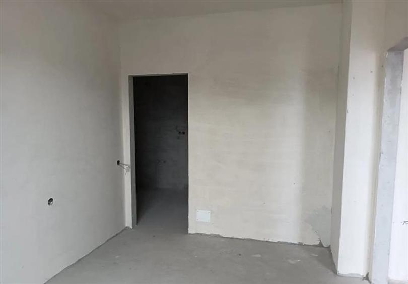 Apartament cu 3 camere semidecomandat în Mărăști