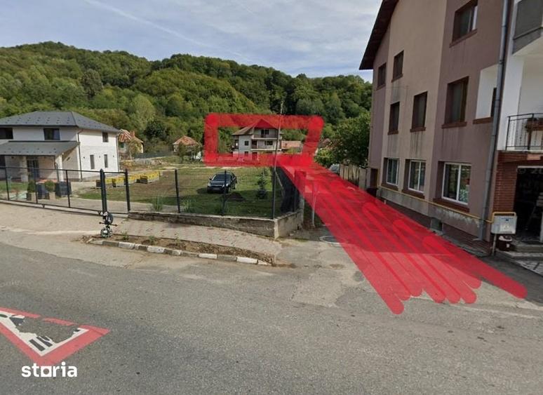 Casă cu 6 camere cu Teren 3329 Mp în Central