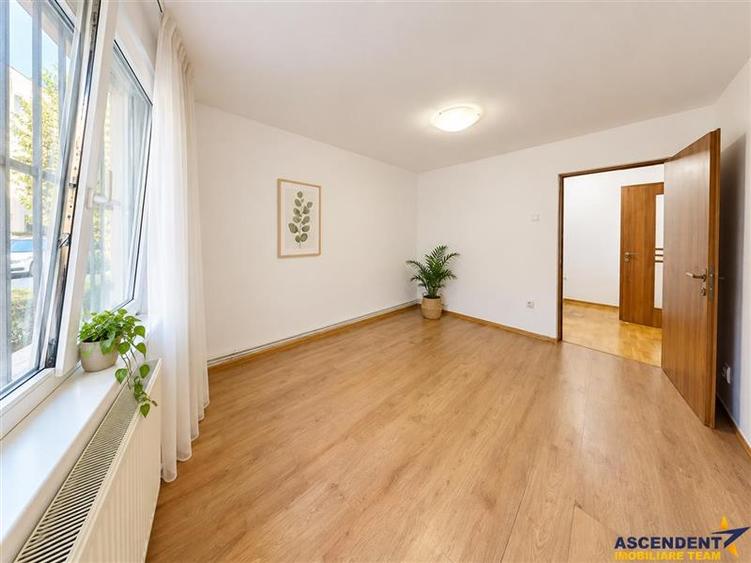 Apartament cu 3 camere decomandat, mobilat în Tractorul