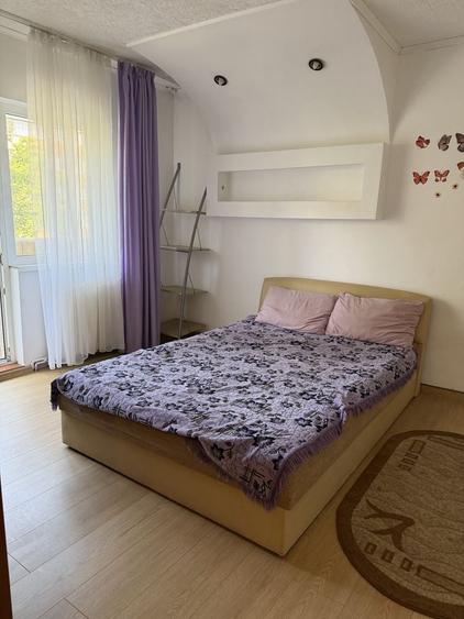 Apartament cu 3 camere decomandat în Noua