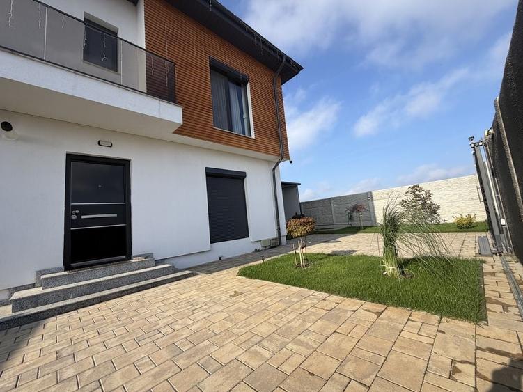 Casă cu 4 camere în Dobroești