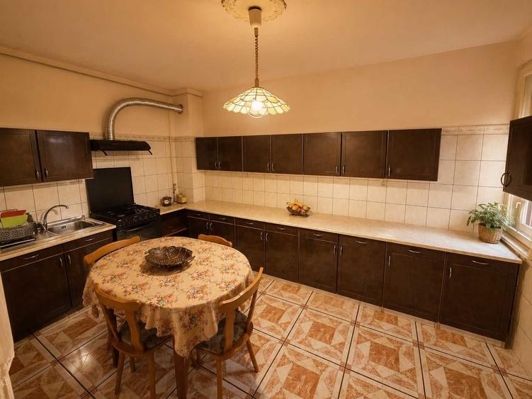 Casă cu 4 camere cu Teren 541 Mp în Central