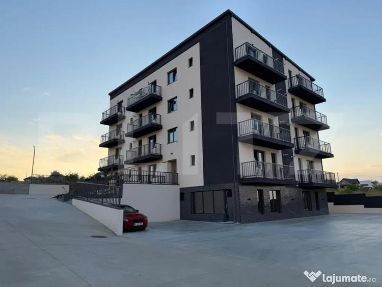 Apartament cu 3 camere semidecomandat în Rediu